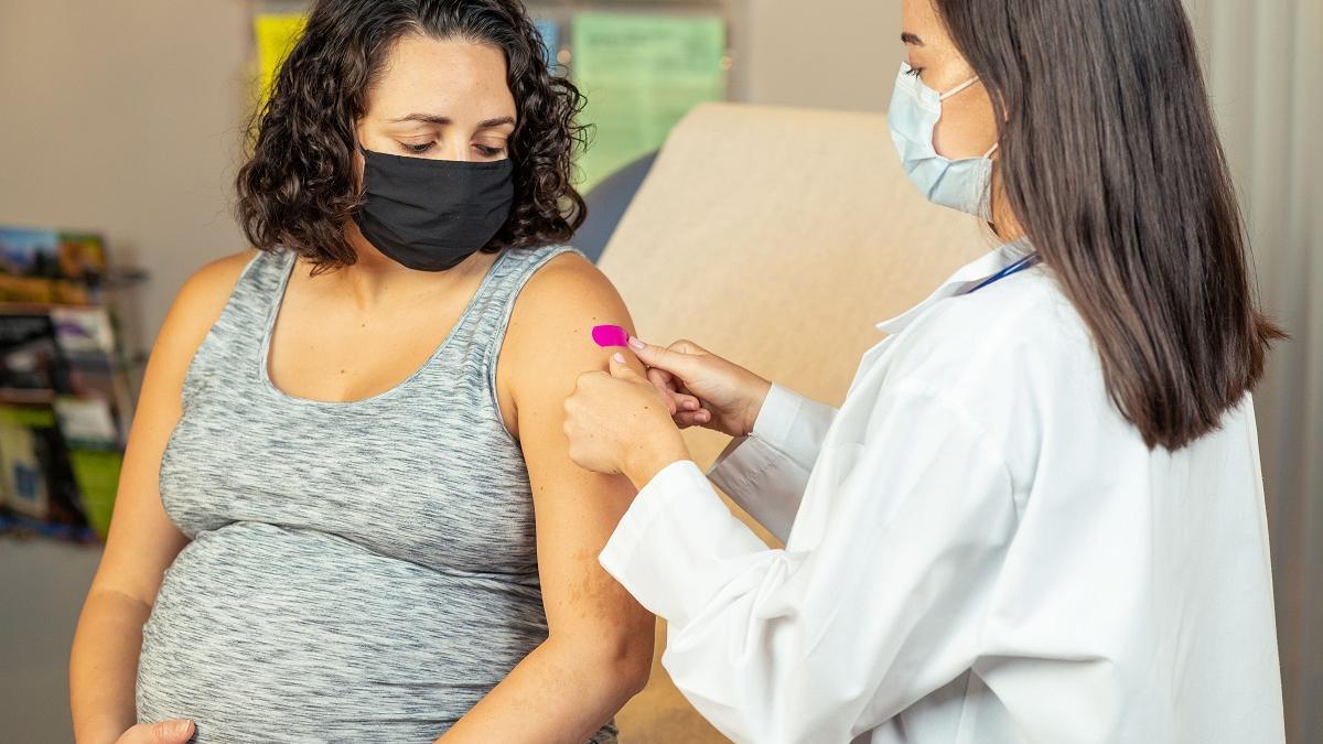 Los hijos de mujeres vacunadas contra la Covid-19 durante el embarazo tienen más anticuerpos y durante más tiempo