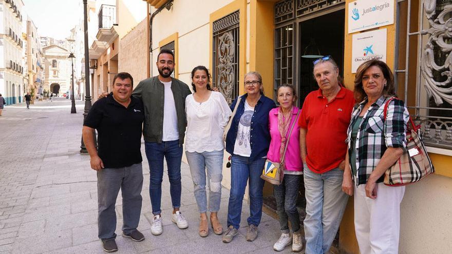 Noelia Espinosa, con responsables y asistentes de la Escuela de Fortalezas Personales, ayer en la sede de Justalegría en El Perchel.