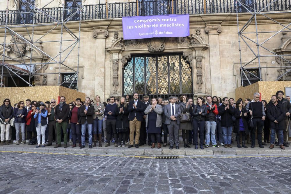 Nach dem Mord an Celia Navarro demonstrierten am Donnerstag (17.11.) betroffene, traurige und wütende Bürger auf der Plaza España in Palma gegen Gewalt an Frauen. Vor dem Rathaus hielten Politiker und