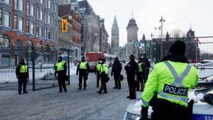 Policías canadienses trabajan para restaurar la normalidad en Ottawa mientras los camiones y los manifestantes continúan ocupando el centro de la ciudad durante más de tres semanas para protestar contra las restricciones pandémicas en Canadá.