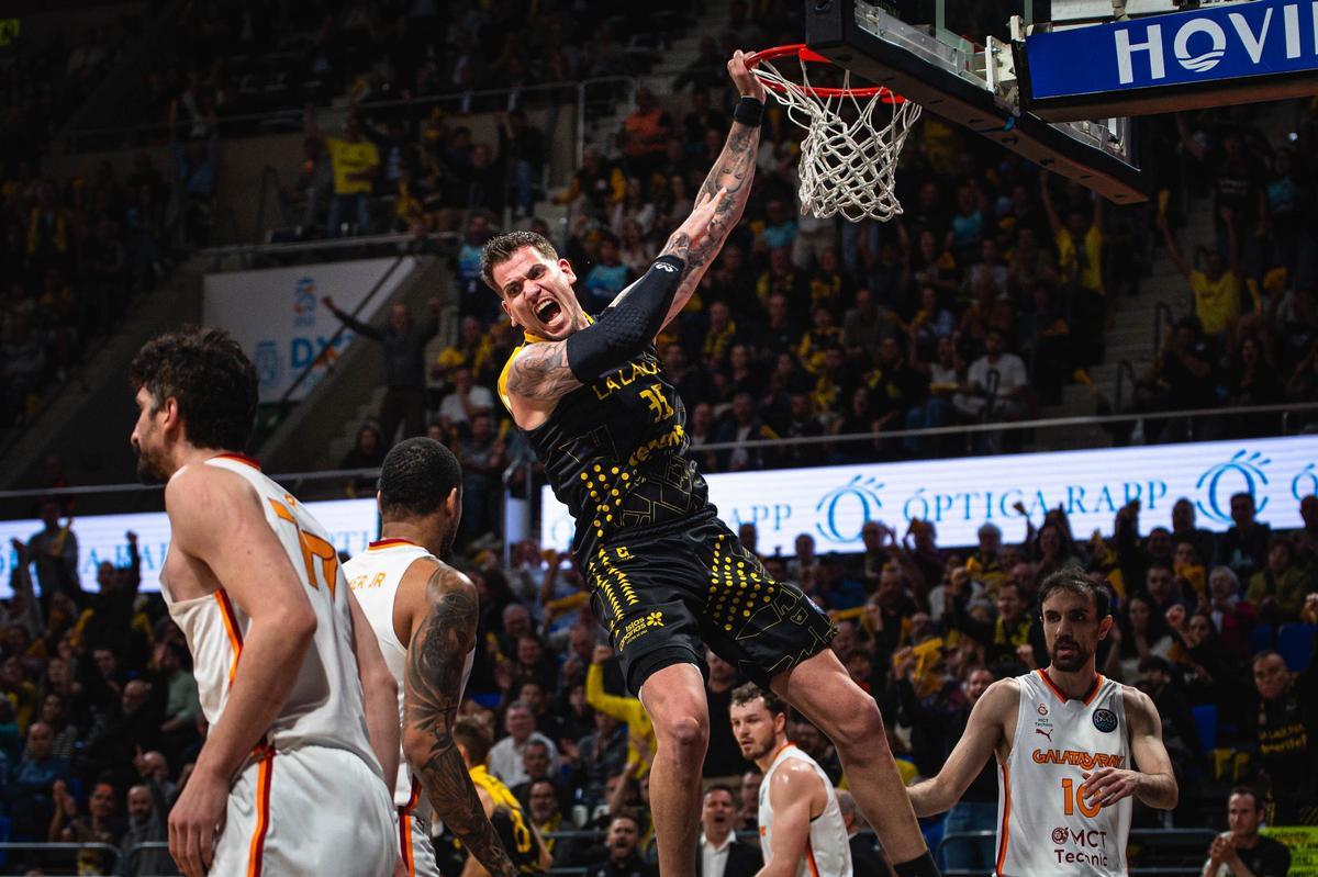 Fran Guerra machaca el aro del Galatasaray.