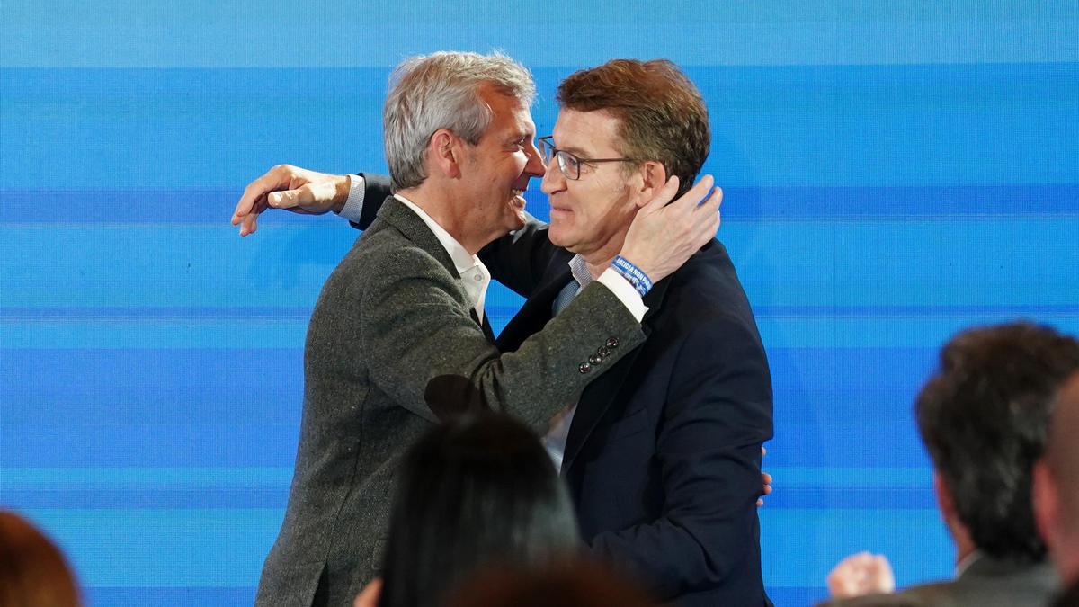 El líder del PP, Alberto Núñez Feijóo, y el presidente de la Xunta reelegido, Alfonso Rueda, en Santiago tras el 18F.