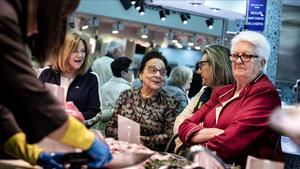 Clientas del Mercat de Sant Antoni, esta mañana.