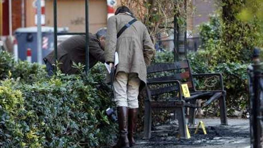 Investigan la muerte de un indigente  quemado en un banco en Valencia