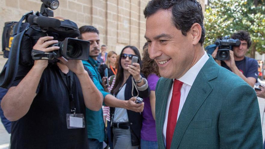 Moreno, antes del inicio de la sesión de control en el Parlamento andaluz.