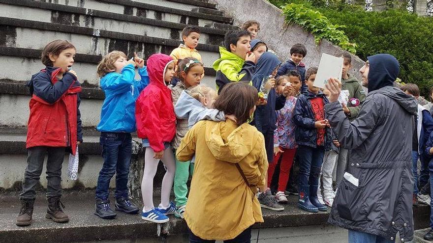 El ilustrador José Souto con un grupo de niños durante una actividad divulgativa en O Pasatempo de Betanzos.