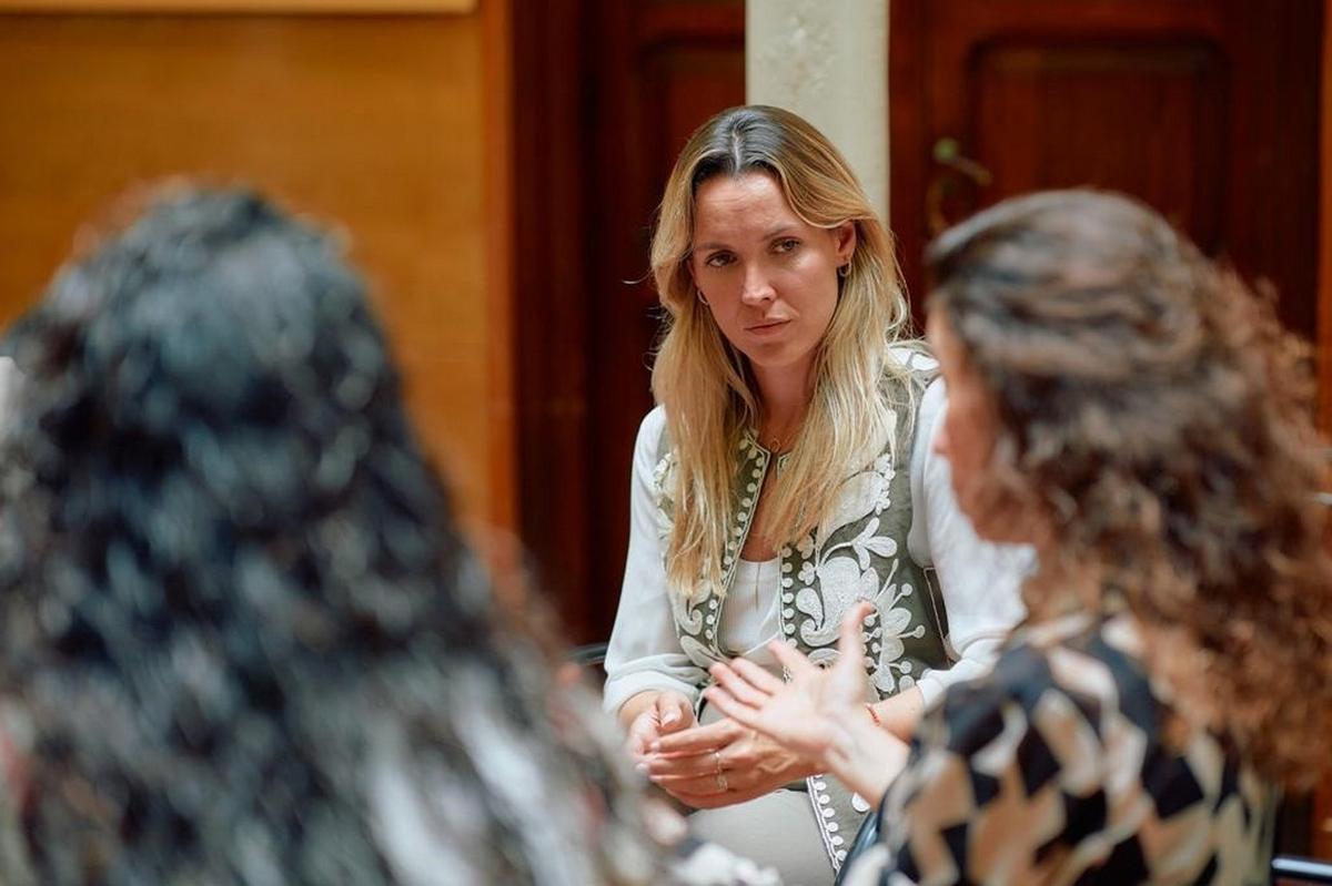 María Fernández, en la reunión que mantuvo este miércoles con los miembros del  Colegio Oficial de Licenciados en Educación Física de Canarias.