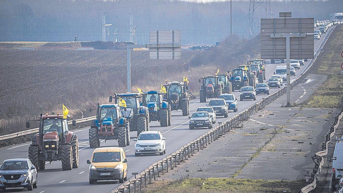 Protesta d’agricultors francesos amb els seus tractors al nord de París