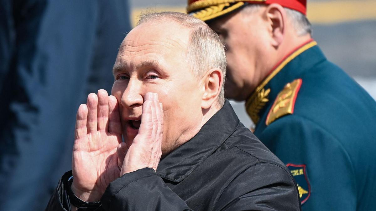 Putin  Putin sale de la Plaza Roja después del desfile militar del Día de la Victoria en el centro de Moscú