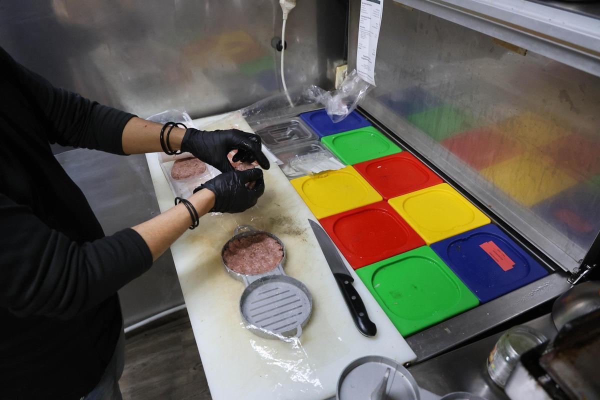 Proceso de elaboración de una hamburguesa vegana en Veggie Burger
