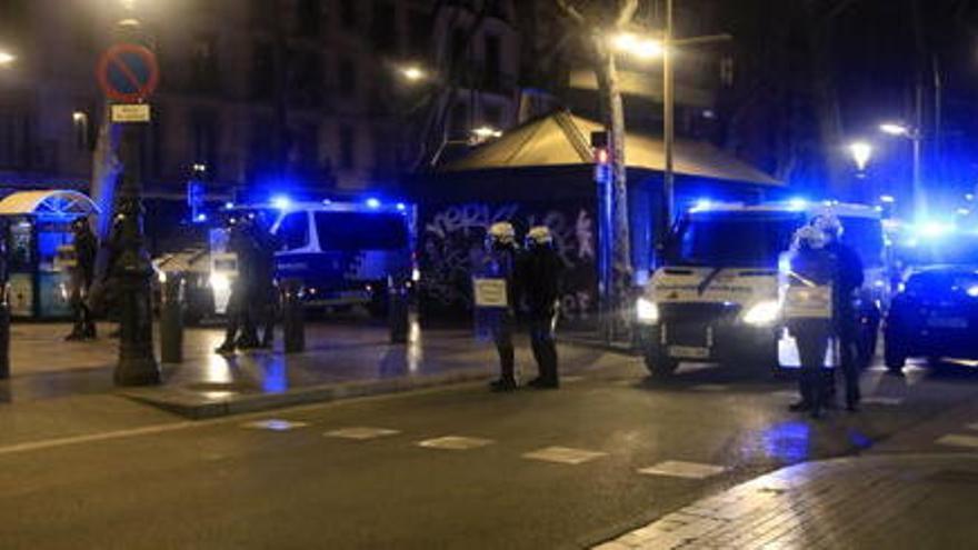 Línia d&#039;agents i furgonetes de la Guàrdia Urbana de Barcelona a la Rambla a l&#039;altura de la comissaria