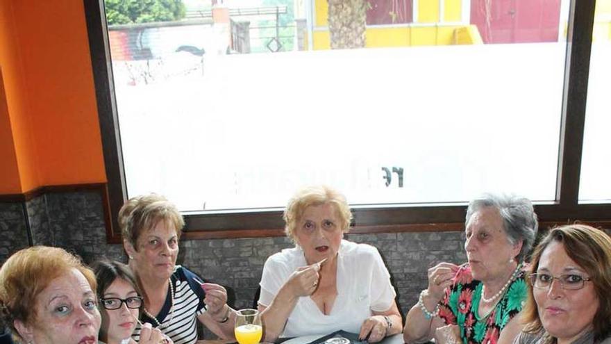 Por la izquierda, Geli Valdés, Carla Bobes, Manolita Hevia, Mari Valdés, María Isabel González y Montserrat Nuño comen pulpo en Noreña.