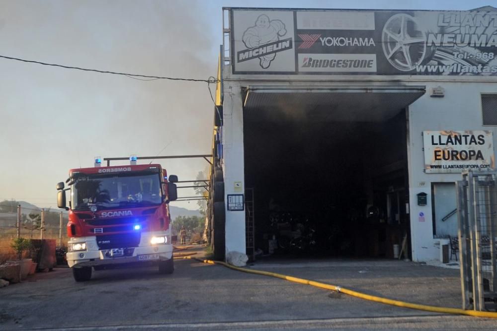 Arde una tienda de neumáticos en Murcia