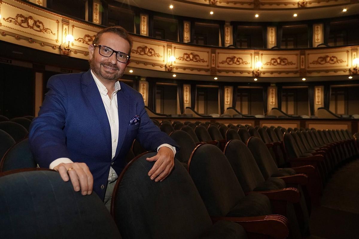 Ignacio Castillo, pregonero y periodista de La Opinión de Málaga, posa en el interior del Teatro Cervantes, donde el sábado hará el pregón de la Semana Santa 2026