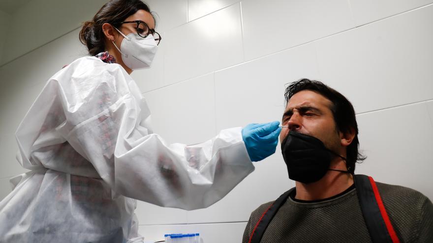 Investigan al responsable de un centro médico privado de Lanzarote por apropiarse de 2.000 test de antígenos