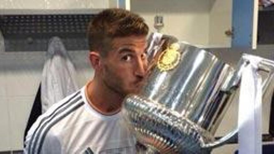 Sergio Ramos con el trofeo de la Copa del Rey.