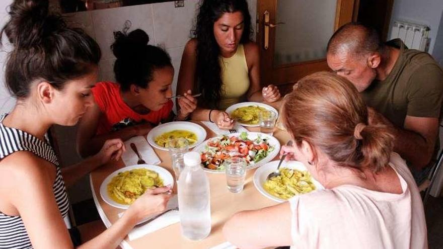 Carlos y Adi con su familia durante la comida.