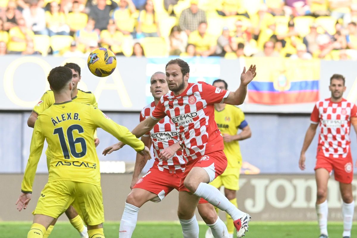 Baena disputa el balón ante Blind.