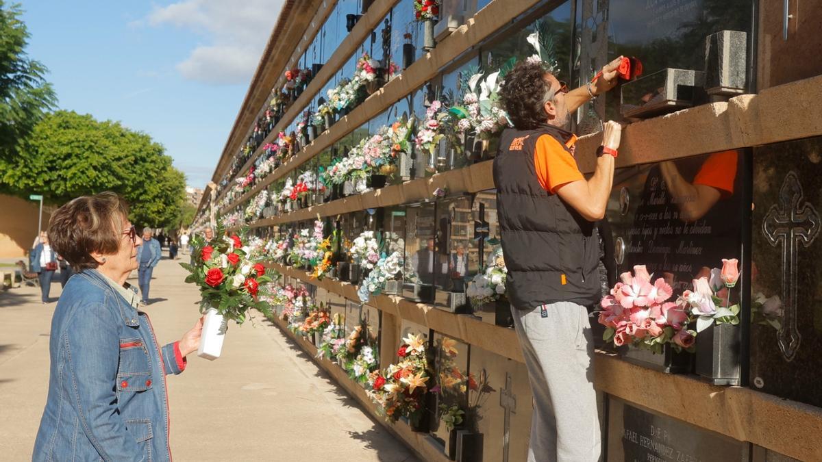 Los valencianos aprovechan el fin de semana para visitar los cementerios