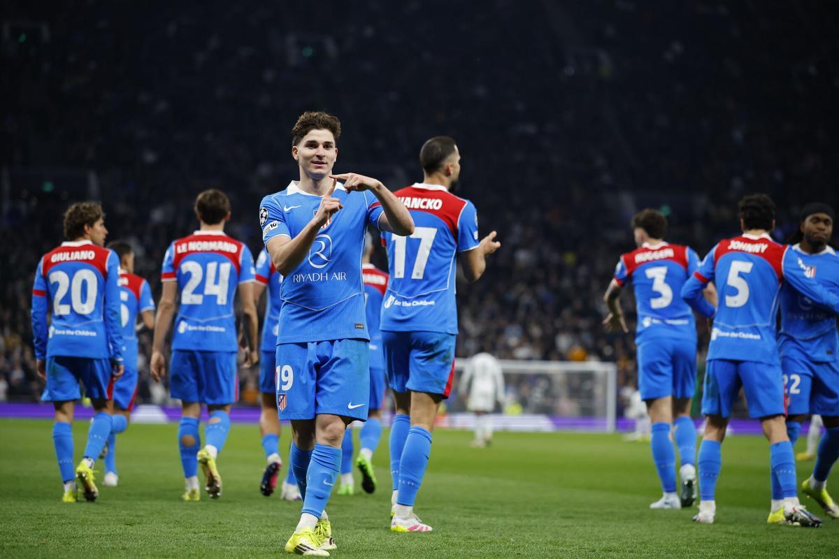 Julián Álvarez celebra su gol contra el Tottenham.