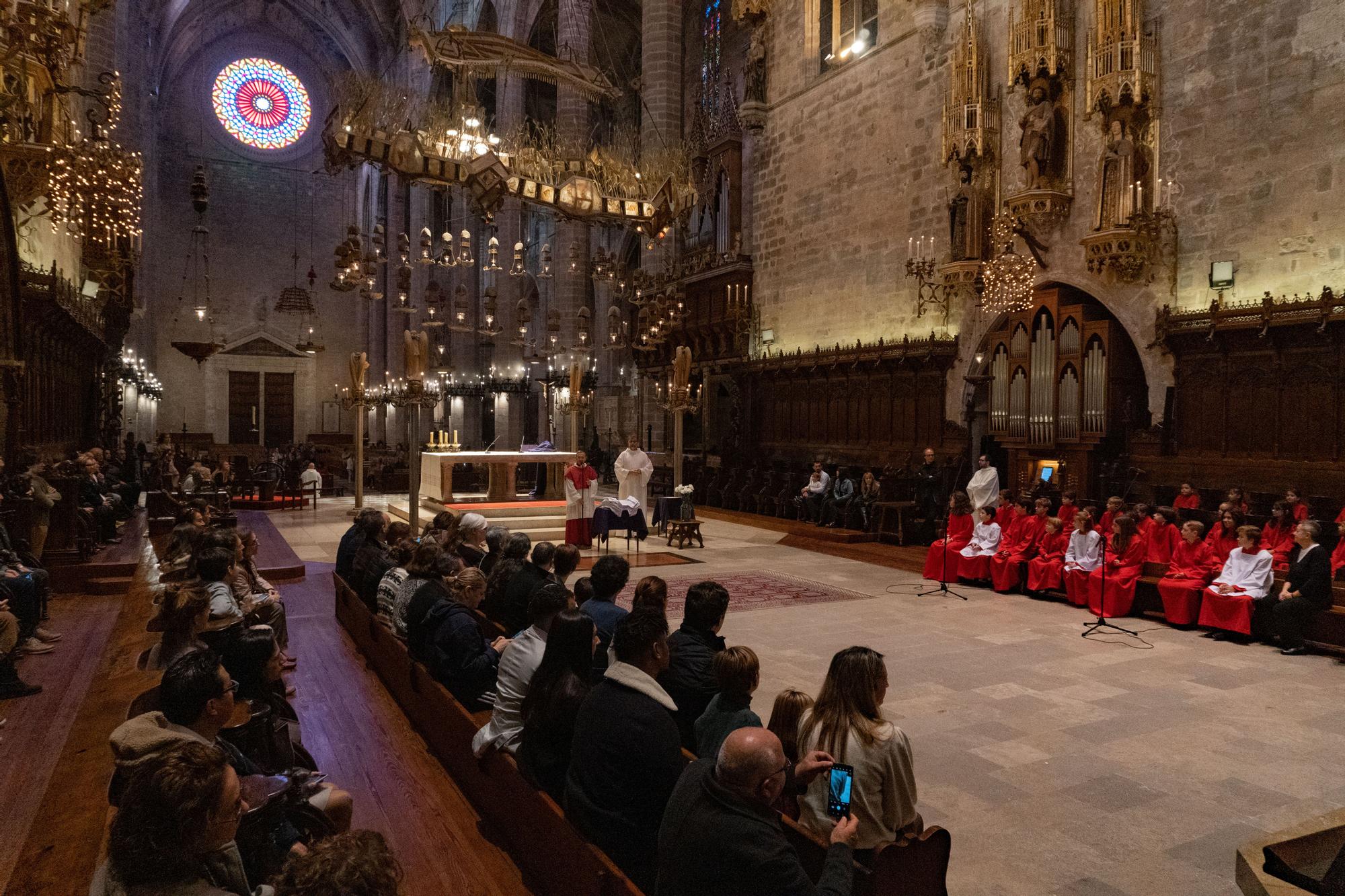 La Seu acoge la vestición de los nuevos veintidós miembros de la coral de Vermells