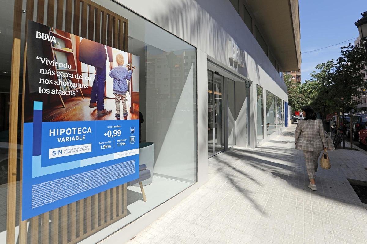 Oferta de hipotecas en una sucursal bancaria.