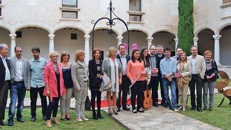 Autoridades y artistas en el acto de inauguración.