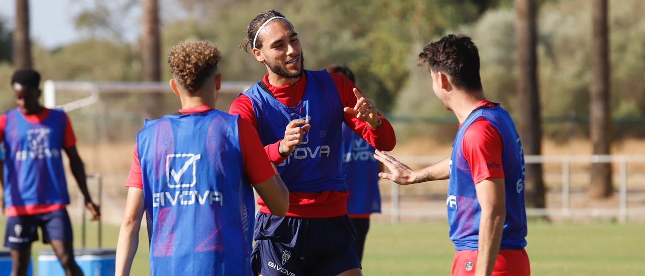 Gudelj, Javi Flores y Simo Bouzaidi bromean durante la sesión de trabajo de este viernes.