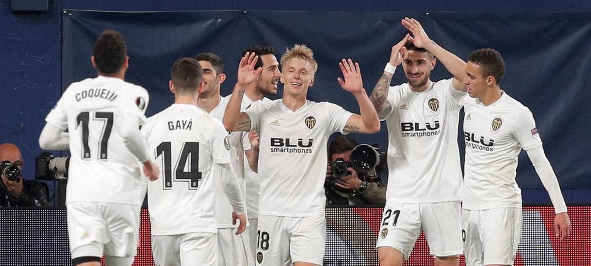 Los jugadores del Valencia celebran un gol ante el Villarreal.