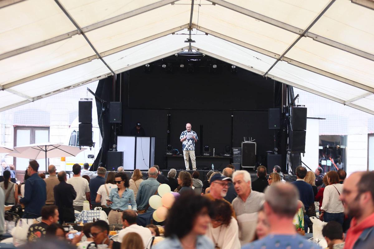 La lluvia no impide la multitudinaria comida en la calle de las fiestas del Oviedo Antiguo
