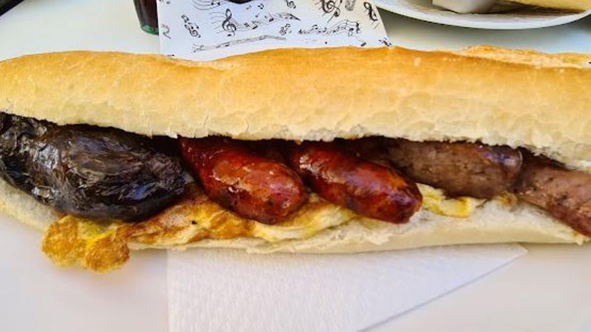 Uno de los bocadillos que se sirven en el bar El Musical, en Requena