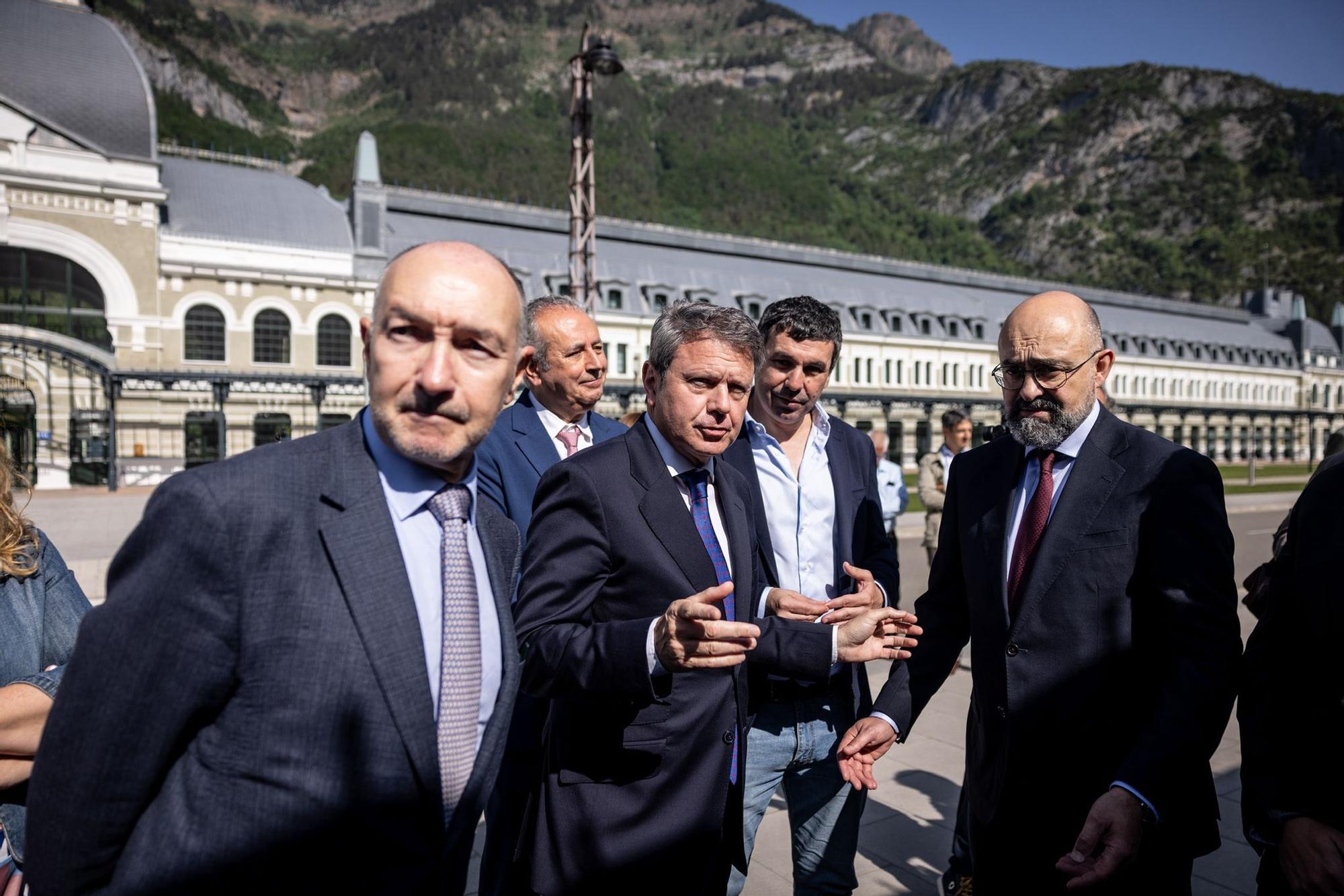 En imágenes | Así ha sido el viaje inaugural del Canfranero en su vuelta a la actividad tras las obras de remodelación de la línea