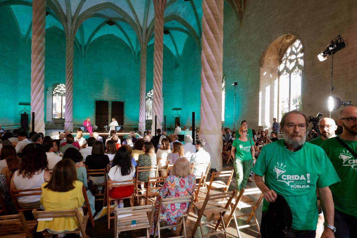 Camisetas verdes se plantan en un acto de Prohens para protestar contra el acuerdo entre PP y Vox