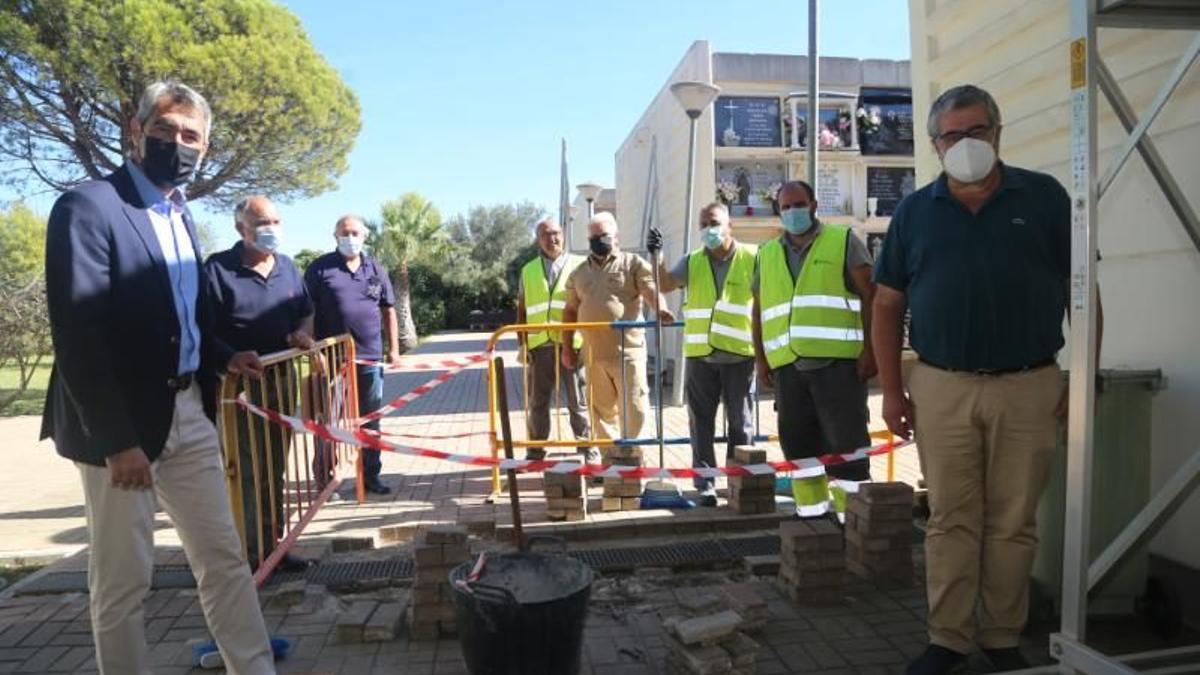 El alcalde, Víctor Navas, y varios ediles supervisan los trabajos en el cementerio.