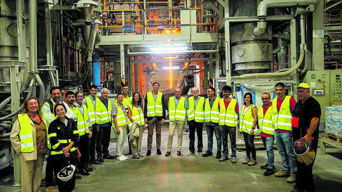 Imagen Visita instalaciones proyecto H2frit 2024Las empresas y las instituciones vinculadas al proyecto investigan sobre el uso del hidrógeno como sustituto del gas en el proceso de fabricación de fritas para la cerámica.