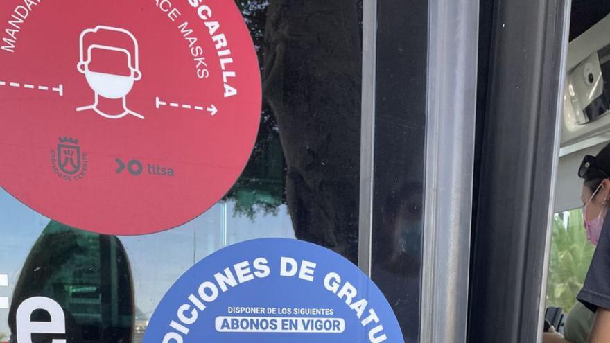 Un cartel en la guagua explica a los viajeros las condiciones de la gratuidad. | | E.D.