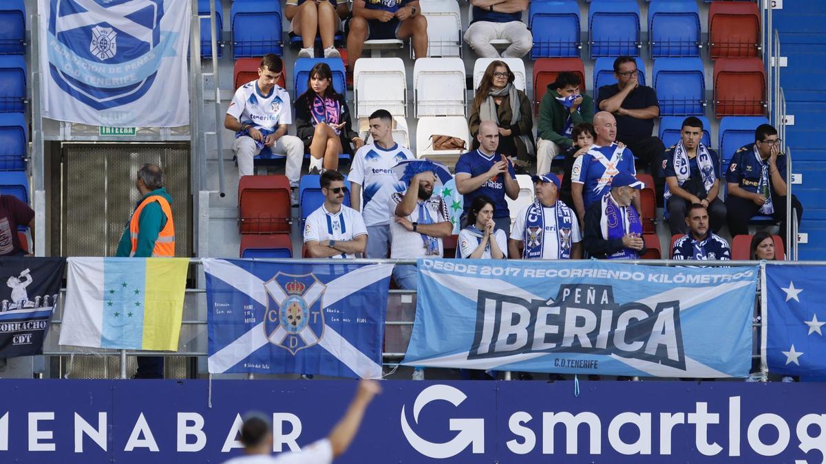 Aficionados del CD Tenerife en el partido inaugural de la temporada 24-25