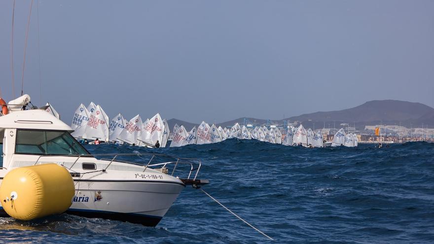 Miguel Méndez lidera un complicado inicio del 37º edición del Trofeo AECIO clase optimist