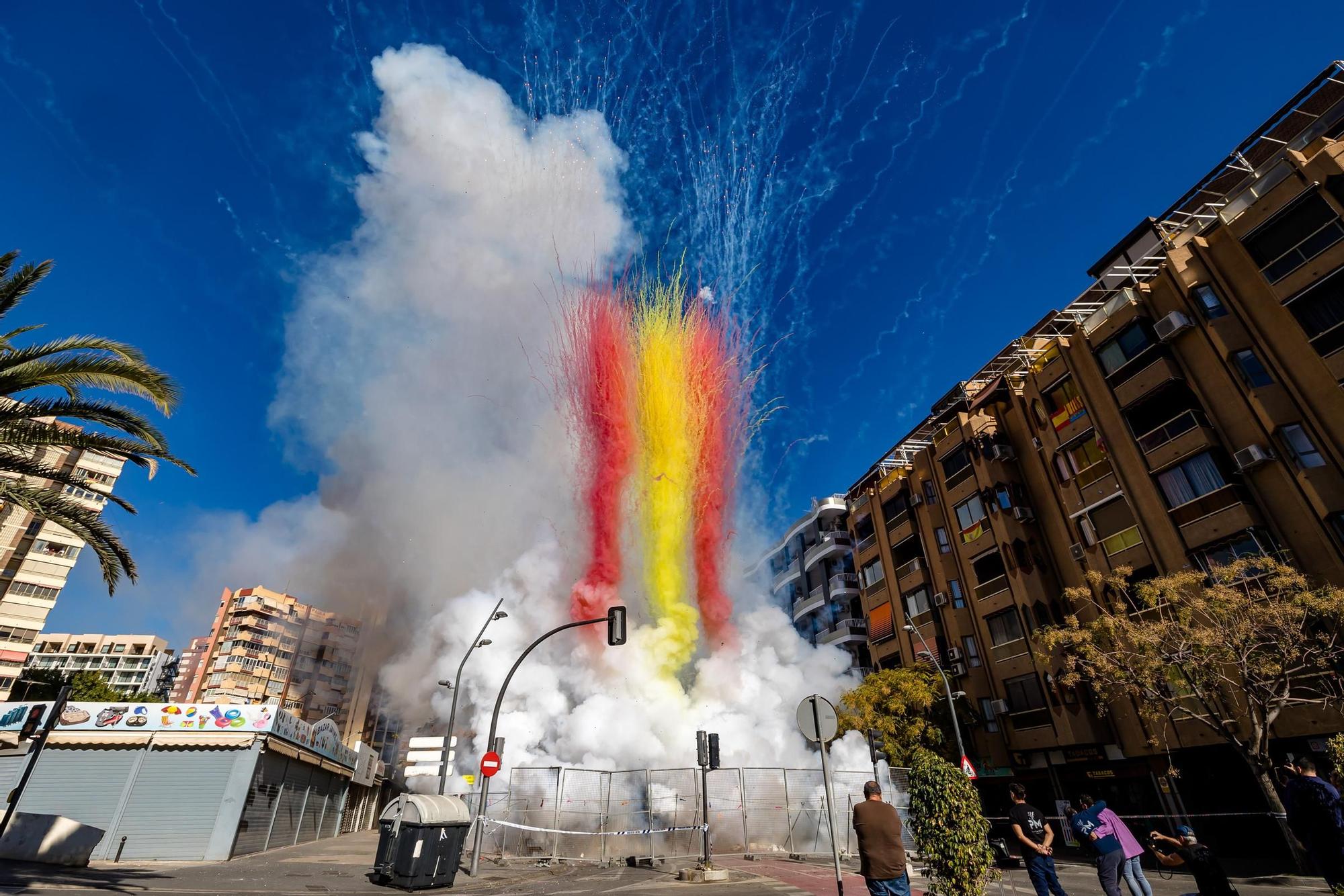 Última Mascletá de las Fiestas de Benidorm a cargo de la Asociación de Penyas Verge del Sofratge