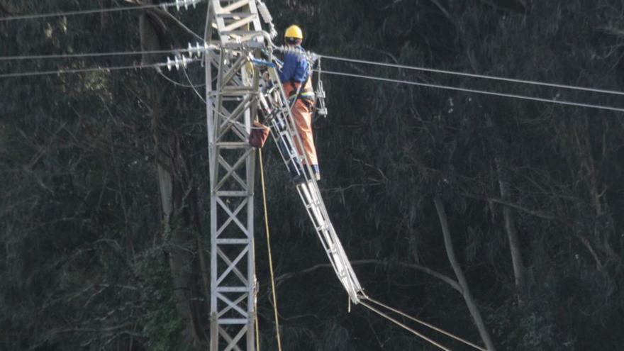 La Xunta pide soterrar la nueva línea eléctrica en el núcleo de Canedo