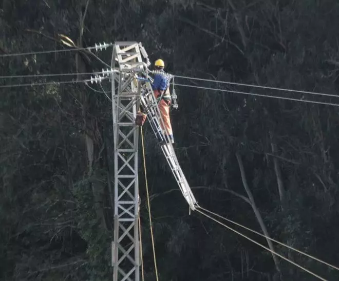 La Xunta pide soterrar la nueva línea eléctrica en el núcleo de Canedo