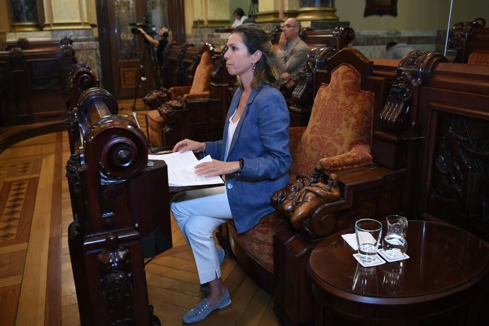 La alcaldesa cobrará 69.218 euros brutos anuales y los concejales, 59.582 euros, un incremento de casi 30.000 euros con respecto al salario que marcó Marea Atlántica para el exregidor Xulio Ferreiro.