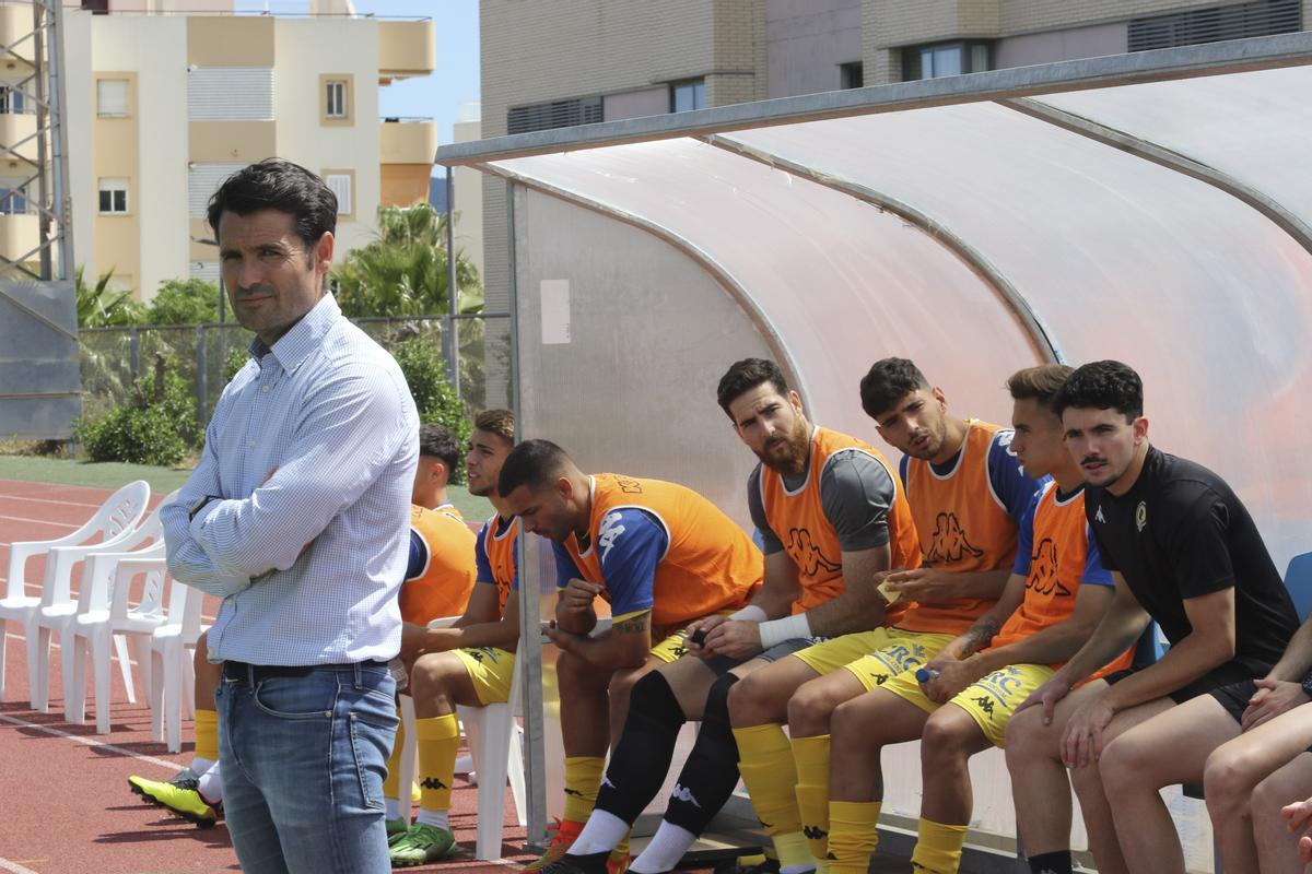 Lolo Escobar, delante del banquillo del Hércules en Can Misses antes del partido con el CD Ibiza.