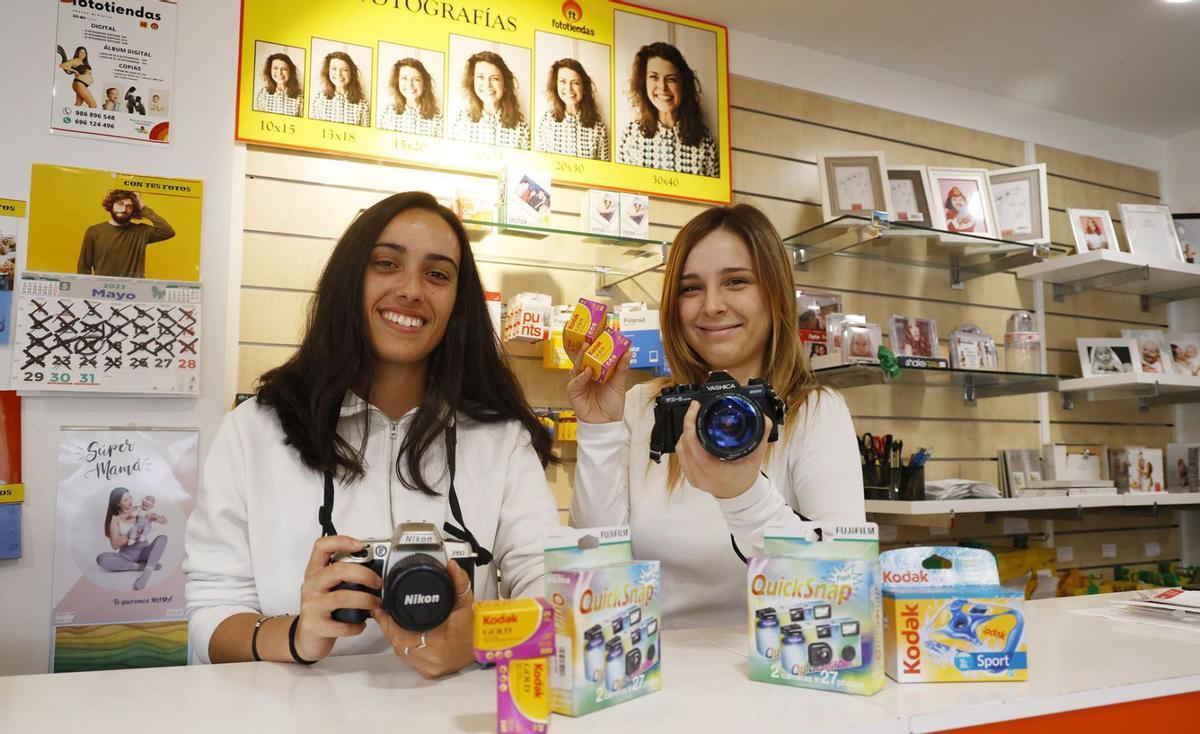 El único local de la cadena Fototiendas que queda en la ciudad del Lérez se encuentra en la Praza da Ferrería.   | // GUSTAVO SANTOS