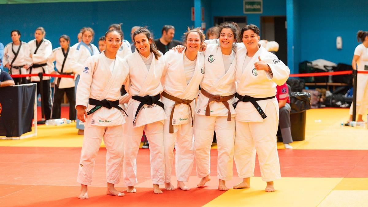 Las judocas del Club Judo Sant Jordi posan durante la Liga Nacional de Clubes.