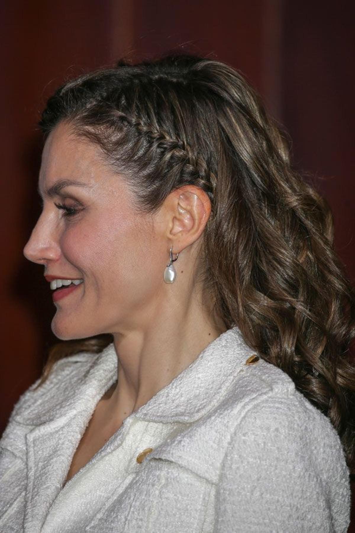 Letizia Ortiz con trenzas y perlas de Tous en Tenerife