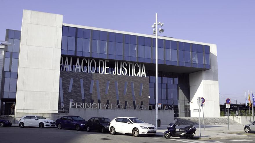 Una madre se enfrenta a medio año de cárcel por no llevar a su hijo al colegio en Gijón