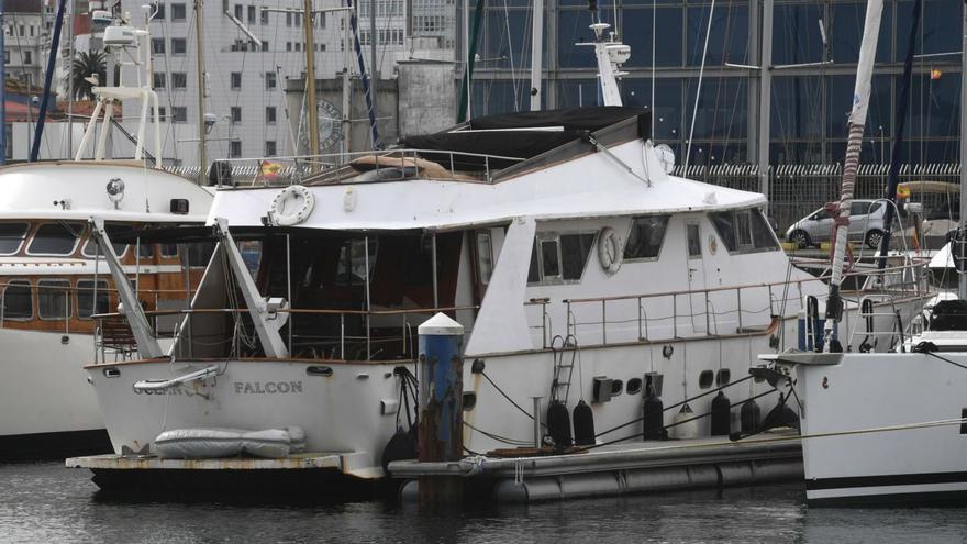 El ‘Ocean Falcon’, ayer en los pantalanes de la Marina.   | // CARLOS PARDELLAS