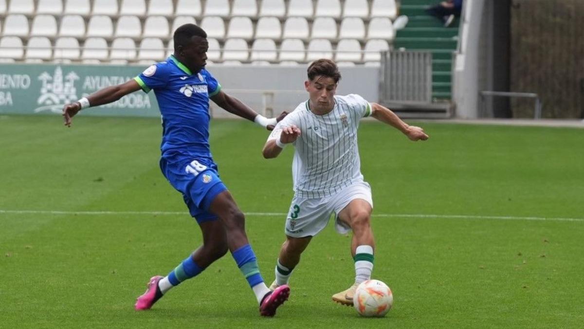 Manolillo pugna con el azulón Keita en el duelo de ida en El Arcángel.