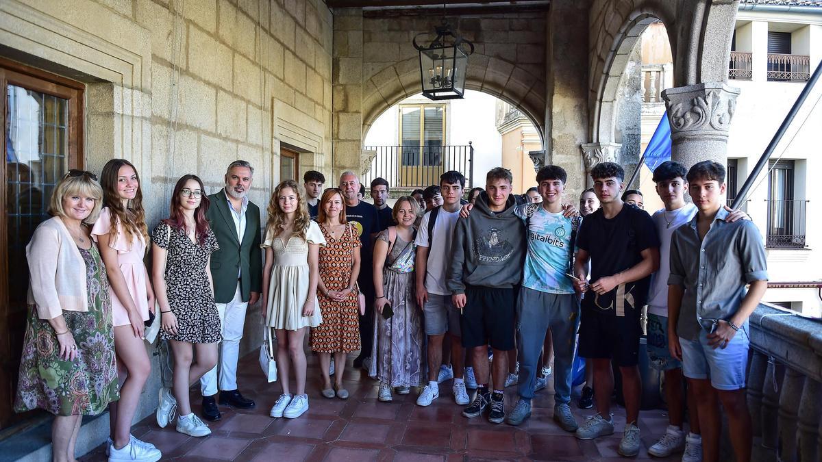 El alcalde de Plasencia, con alumnos checos y del IES Pérez Comendador.